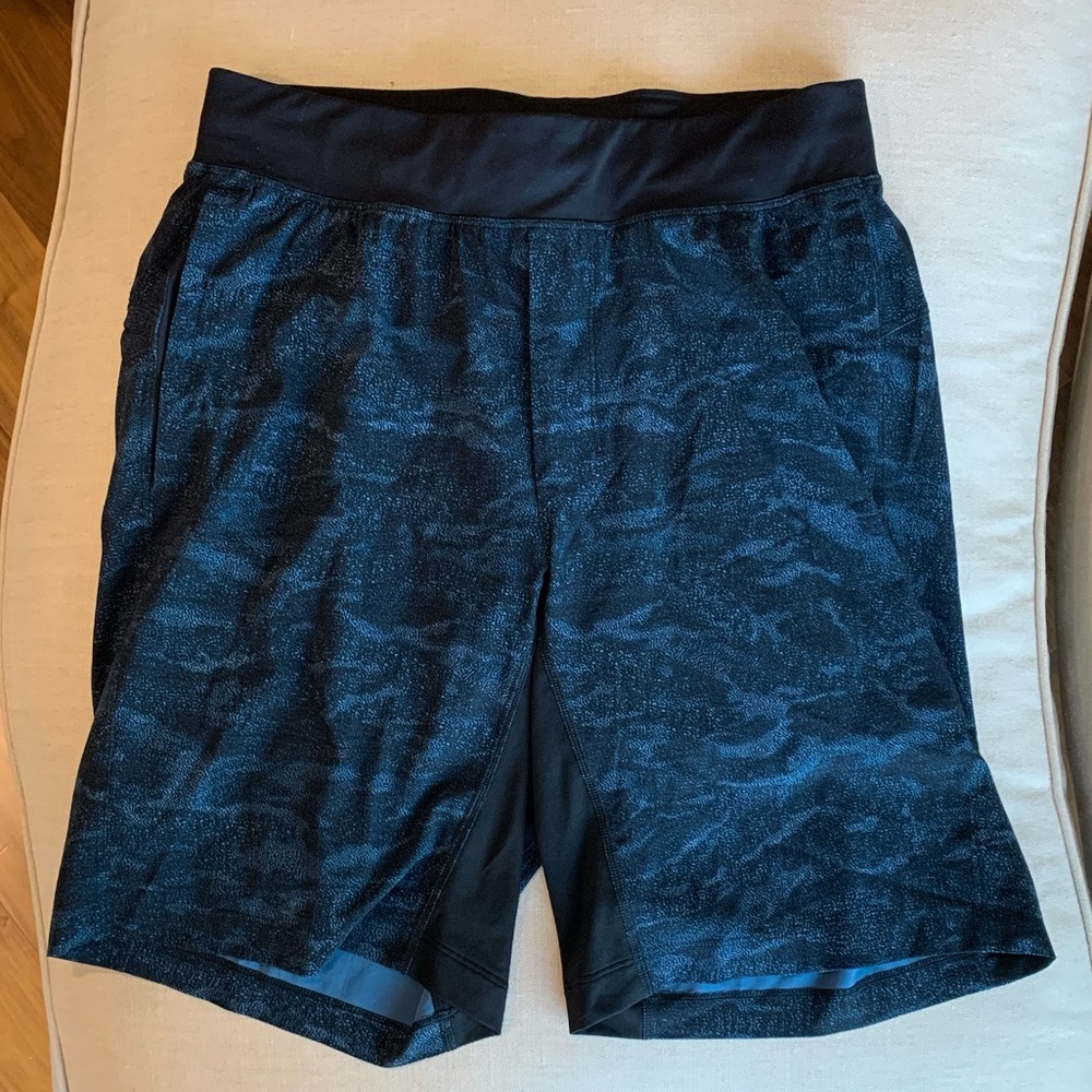 Men’s Lululemon shorts size medium with zipper